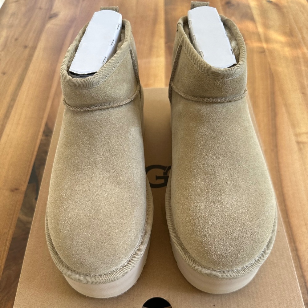 New UGG Ultra Mini Platform Boots Women’s Size 8 in Mustard Seed
